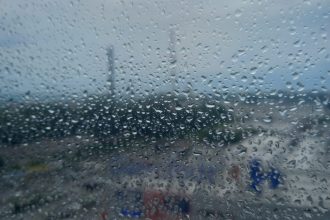 Alert meteorologic Meteorologii prevad ploi vant si ninsori Afla pana cand