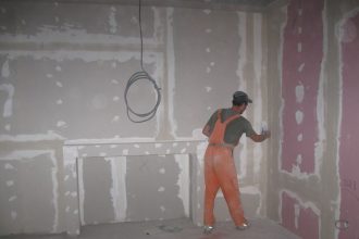 Barbatul din Botosani acuzat ca a incasat bani in avans pentru lucrari de constructie pe care nu le a mai realizat a fost pus sub control judiciar