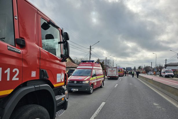 FOTO Accident intre un microbuz si un camion 11 copii si 2 adulti afectati