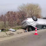 FOTO Accident pe Drumul Botosani Suceava O masina s a rasturnat cu rotile in sus