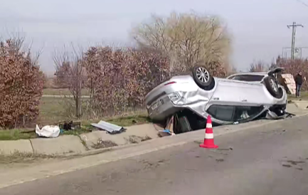 FOTO Accident pe Drumul Botosani Suceava O masina s a rasturnat cu rotile in sus