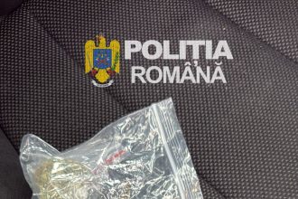 FOTO Droguri descoperite in masina unui botosanean Politia a inceput o ancheta