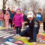 FOTO Politistii impreuna cu copiii din Draxini intr o activitate de prevenire a violentei