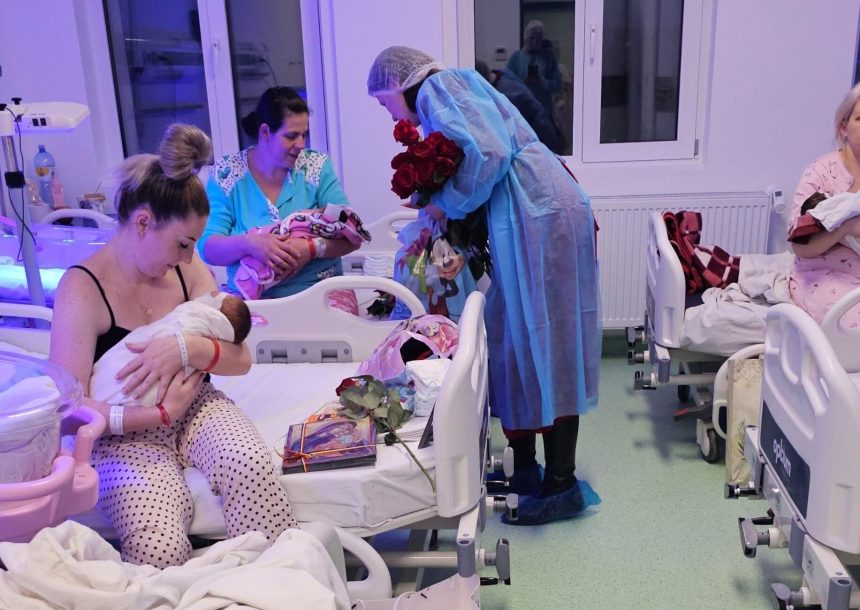 FOTO Sute de cadouri si emotie la Maternitatea Botosani de Buna Vestire O parohie din Botosani a mobilizat intreaga comunitate pentru a aduce zambetul pe buzele mamelor