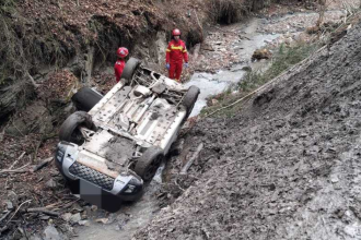FOTO Tragedie Un barbat si a pierdut viata dupa ce a cazut cu masina intr o prapastie