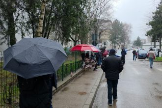 FOTO VIDEO Socant Zeci de parinti asteapta zile si nopti la rand la o scoala din Botosani pentru a si inscrie copiii