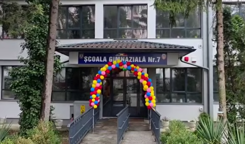 Mamica din Botosani a stat la coada de sambata pentru a si inscrie fetita la scoala Anul trecut se facuse coada inca de seara precedenta