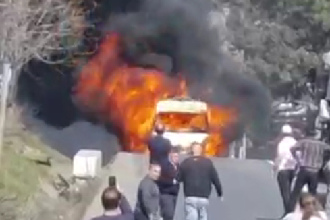 O ambulanta a luat foc pe DN28 incendiul extinzandu se si la vegetatia din aproape
