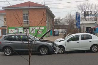 VIDEO Accident in municipiul Botosani Un preot a fost ranit si dus la spital