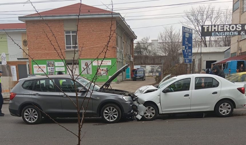 VIDEO Accident in municipiul Botosani Un preot a fost ranit si dus la spital