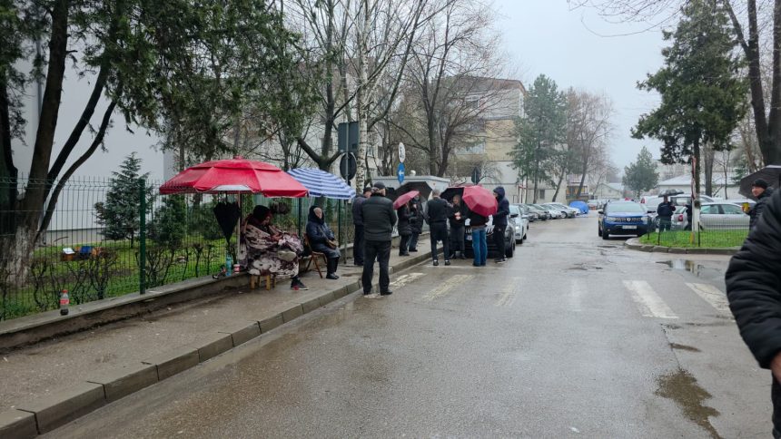 VIDEO Clarificari cu parintii din Botosani care au stat zi si noapte la rand pentru a si inscrie copiii la scoala Prefectul Nu ii ajuta cu nimic Sa se duca acasa