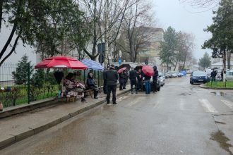 VIDEO Seful Inspectoratului colar Botosani isi exprima opinia dupa ce zeci de parinti asteapta zile si nopti la cozi pentru a si inscrie copiii la scoala Nu mi se pare normal Nu inteleg de ce stau ei aici de astazi