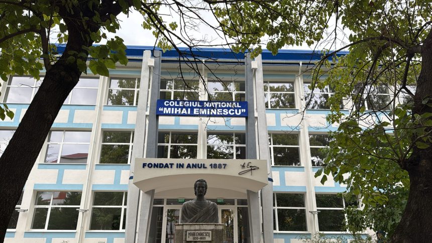 VIDEO Situatie fara precedent la Botosani Olimpiada nationala de limba romana ar fi trebuit sa se desfasoare la Colegiul Mihai Eminescu dar participantii nu pot accesa aceasta unitate de invatamant