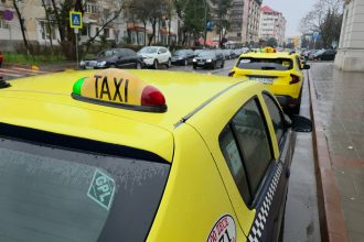 VIDEO Taximetristii din Botosani se plang ca majorarea preturilor la carburanturi le afecteaza budjetul pentru intretinerea masinilor