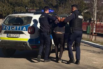 VIDEO Un barbat din Botosani a fost scos cu forta din masina de catre politisti Ce le spunea el oamenilor legii