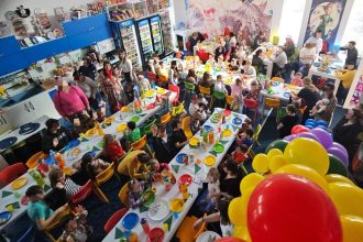 Zece copii salvati de la avort sarbatoriti de ziua lor de o parohie din Botosani Cum le poti aduce o bucurie
