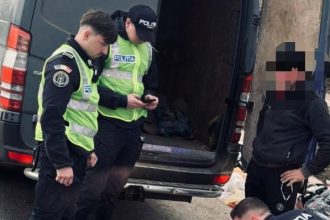 foto un barbat din botosani a fost prins cu tigari de contrabanda in valoare de 20000 lei a ramas fara marfa si fara autoutilitara