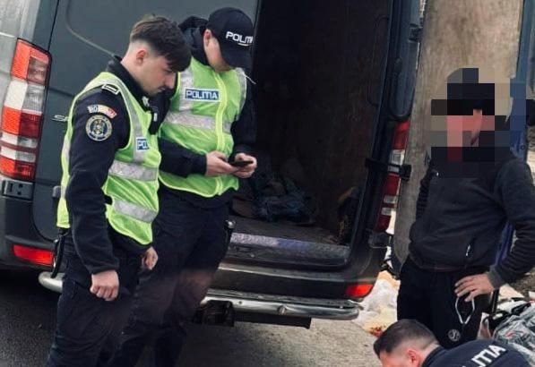 foto un barbat din botosani a fost prins cu tigari de contrabanda in valoare de 20000 lei a ramas fara marfa si fara autoutilitara