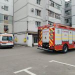 foto video alerta un botosanean ameninta ca se arunca de la etaj ambulanta pompierii si politia la fata locului