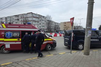 foto video femeie aflata in stare grava gasita pe un trotuar din botosani a fost transportata de urgenta la spital