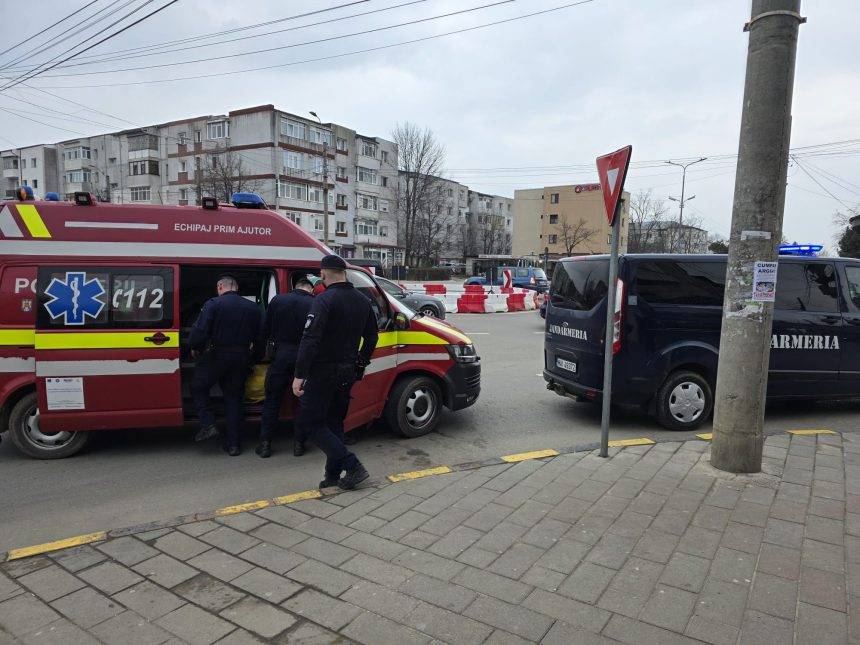 foto video femeie aflata in stare grava gasita pe un trotuar din botosani a fost transportata de urgenta la spital