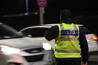 A crezut ca va scapa nepasator Un botosanean a iesit cu masina in trafic si s a ales cu probleme cand poliistii l au tras pe dreapta