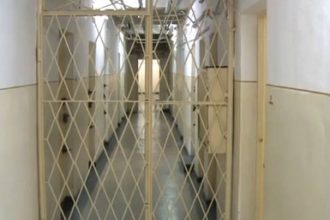 Barbat prins in fata unui bar si dus la Penitenciarul Botosani Ce a facut