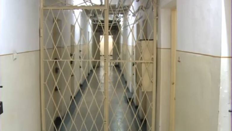 Barbat prins in fata unui bar si dus la Penitenciarul Botosani Ce a facut