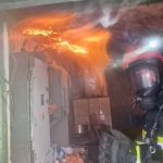 Casa cuprinsa de flacari intr o localitate din Botosani Tavanul s a prabusit iar proprietara si vecinele au necesitat ingrijiri medicale