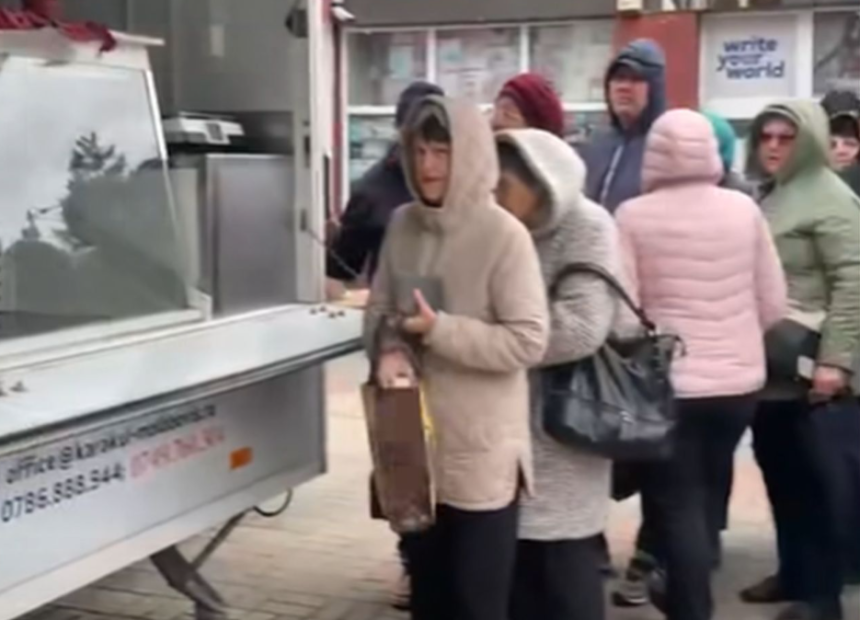Coada la produsele agricultorilor din Botosani inainte de Paste Care este preul mielului la piata pe roti direct de la stana