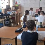 Concursurile scolare stimuleaza competitia nationala intre parinti Mamele isi imping copiii spre performanta apoi se lauda la vecini