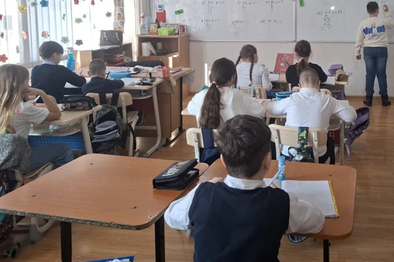 Concursurile scolare stimuleaza competitia nationala intre parinti Mamele isi imping copiii spre performanta apoi se lauda la vecini