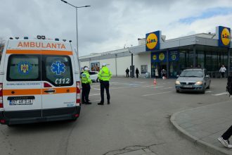 FOTO Accident in parcarea unui supermarket din Botosani O femeie a fost ranita