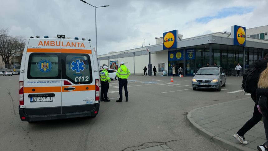 FOTO Accident in parcarea unui supermarket din Botosani O femeie a fost ranita