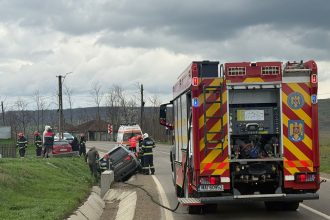 FOTO Accident pe un drum judetean din Botosani O femeie a lovit cu masina un stalp de electricitate