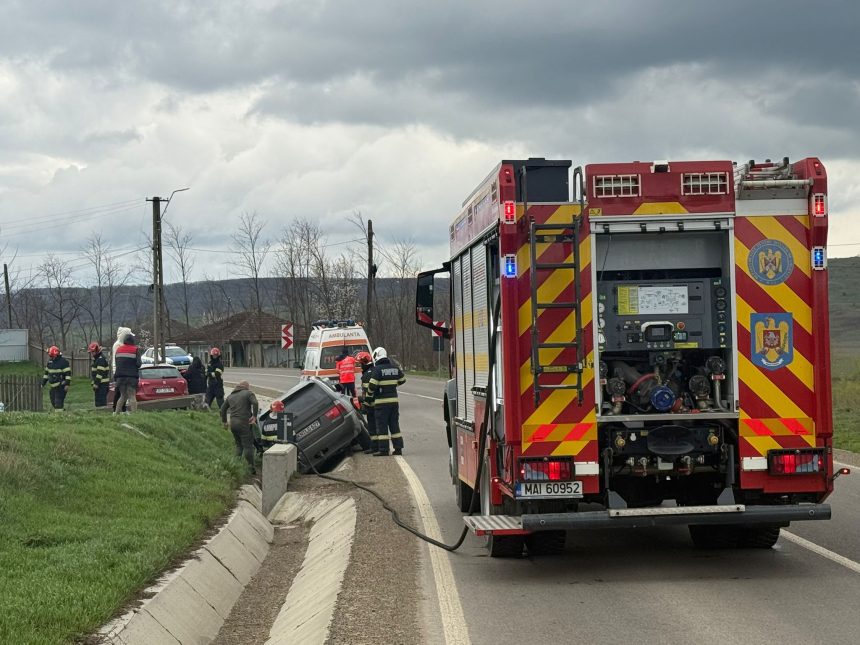 FOTO Accident pe un drum judetean din Botosani O femeie a lovit cu masina un stalp de electricitate