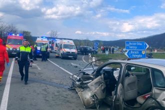 FOTO Accident teribil pe DN 66 cu doua zile inainte de Paste Un barbat a decedat si patru persoane au fost ranite