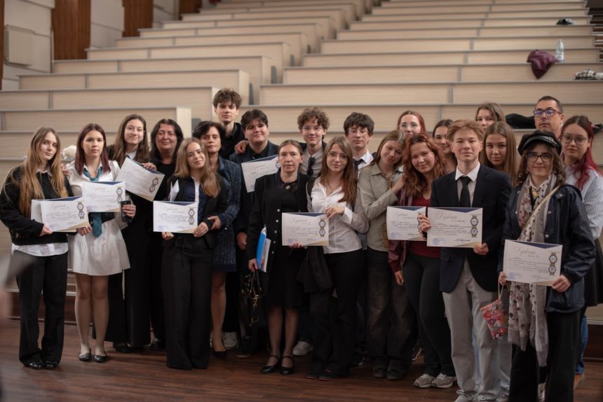 FOTO Acestia sunt elevii care vor reprezenta Botosaniul la etapa nationala a Olimpiadei de argumentare si dezbatere Tinerii dezbat