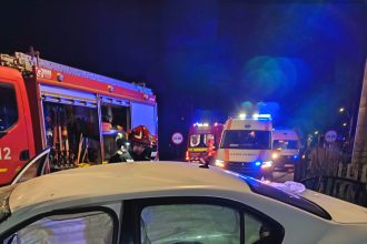 FOTO Acident intre un camion si o masina Trei tineri au fost raniti