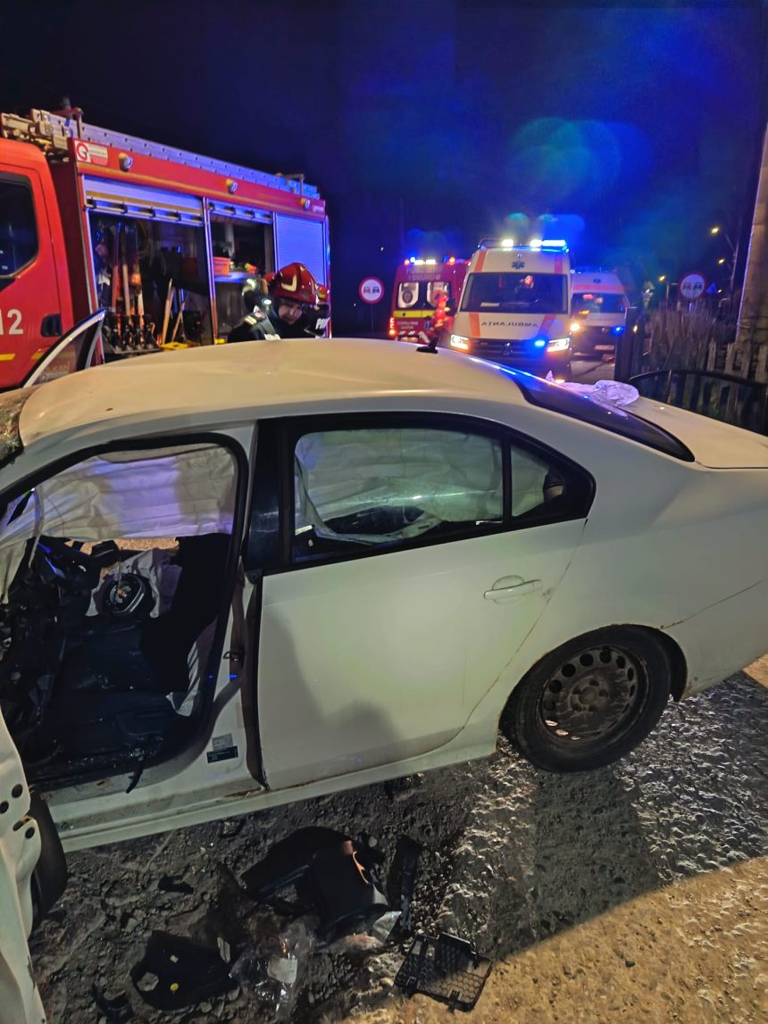 FOTO Acident intre un camion si o masina Trei tineri au fost raniti
