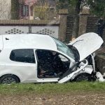 FOTO Acident pe un drum national din Botosani Un barbat a izbit cu masina un copac si apoi un cap de pod