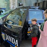 FOTO Asediu pe Pietonalul Unirii Jandarmii botosaneni victimele entuziasmului a sute de copii