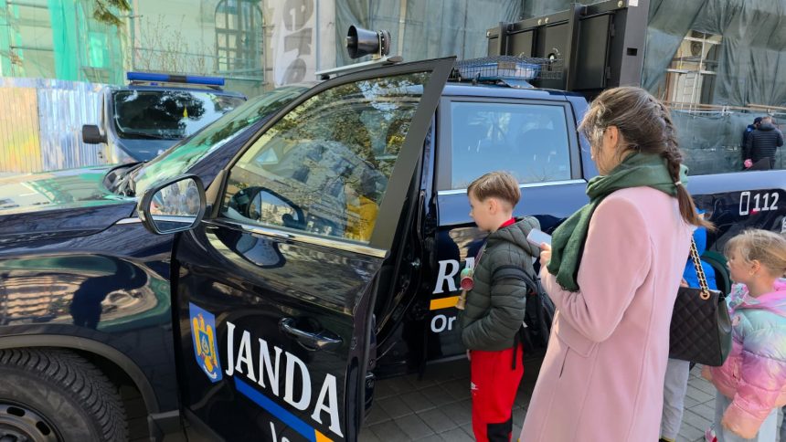 FOTO Asediu pe Pietonalul Unirii Jandarmii botosaneni victimele entuziasmului a sute de copii