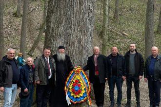 FOTO Credinciosi din Botosani prezenti la o slujba de comemorare a eroilor natiunii in zona Cernautilor Rugaciune la stejarul lui Stefan cel Mare
