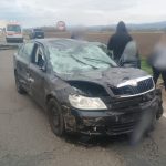 FOTO Doua persoane au fost ranite in urma coliziunii unei masini cu o caruta
