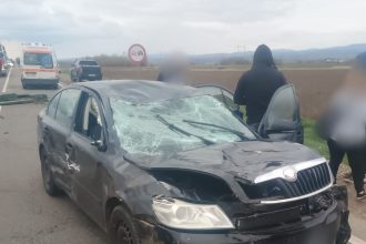 FOTO Doua persoane au fost ranite in urma coliziunii unei masini cu o caruta