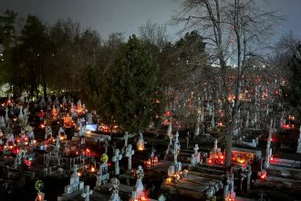 FOTO Imagini extraordinare Cimitirul Pacea iluminat de lumina zecilor de mii de candele