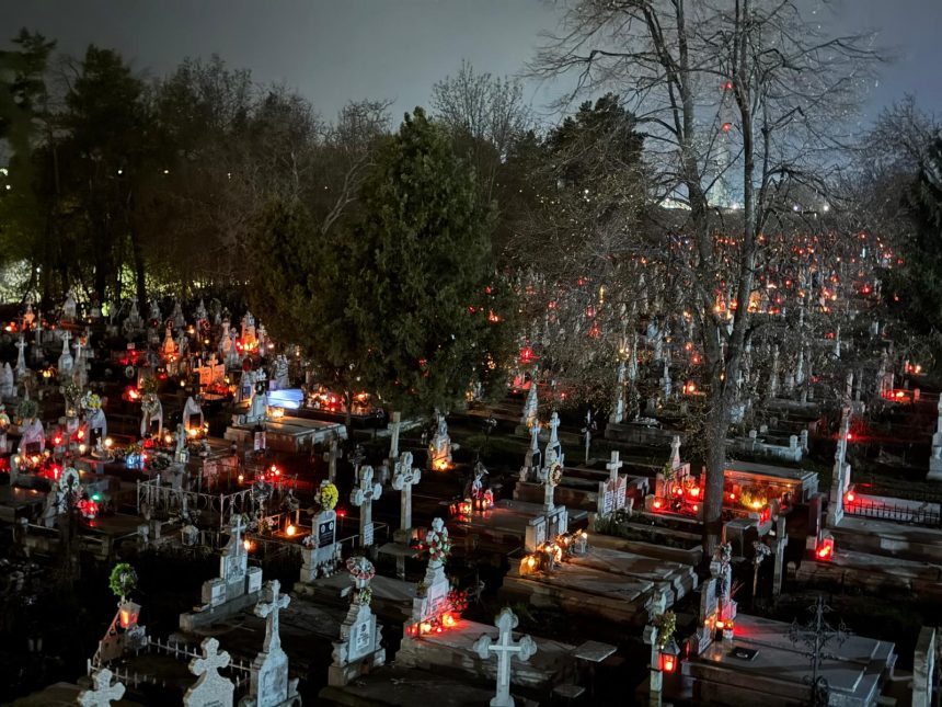 FOTO Imagini extraordinare Cimitirul Pacea iluminat de lumina zecilor de mii de candele