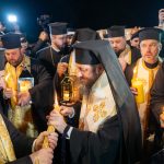 FOTO Lumina Sfanta de la Ierusalim a sosit pe Aeroportul din Salcea si a fost distribuita preotilor din Botosani