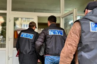 FOTO Magazin din judetul Botosani inchis de politisti Alcool si bani confiscate de fortele de ordine in urma unor controale